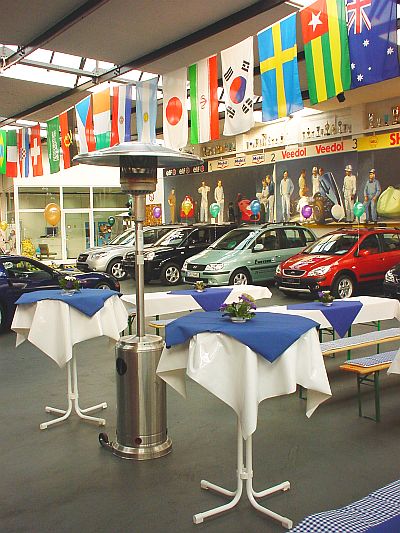 Autohaus-Werkstattparty mit Neuwagen -Kundenprsentation